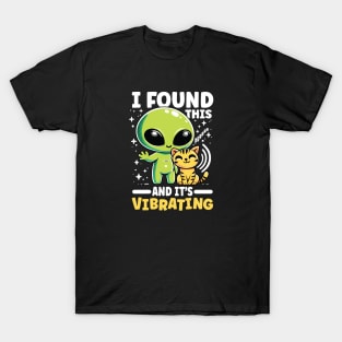 Cute Alien & Cat I Found This and it’s Vibrating Graphic T-Shirt